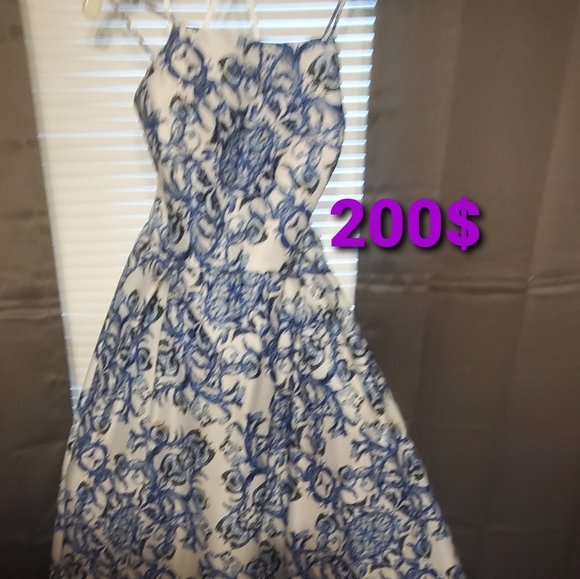 Formal gown - Picture 1 of 3